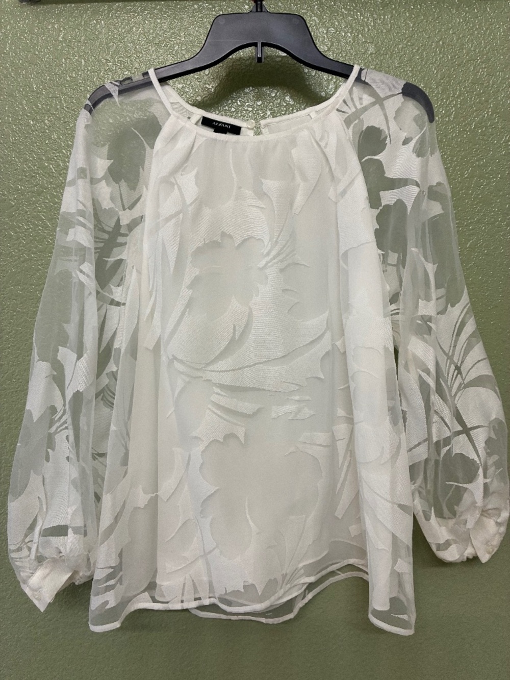 Women brand new SHDW overly blouse